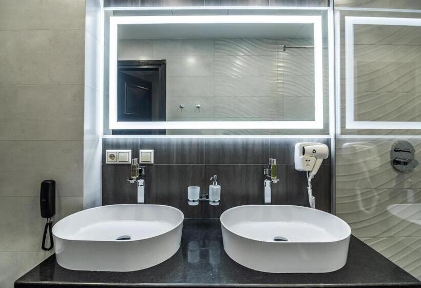 سوییت جونیور با بالکن, Grand Hotel Roxolana