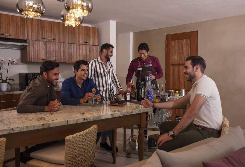 سوییت جونیور با چشم‌انداز جانبی دریا, Almar Resort Luxury Lgbt Beach Front Experience