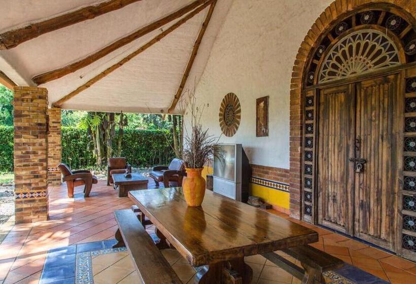 اتاق خانوادگی با چشم‌انداز باغ, Hacienda Gualanday