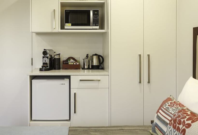 스탠다드 스튜디오, Delorenzo Studio Apartments