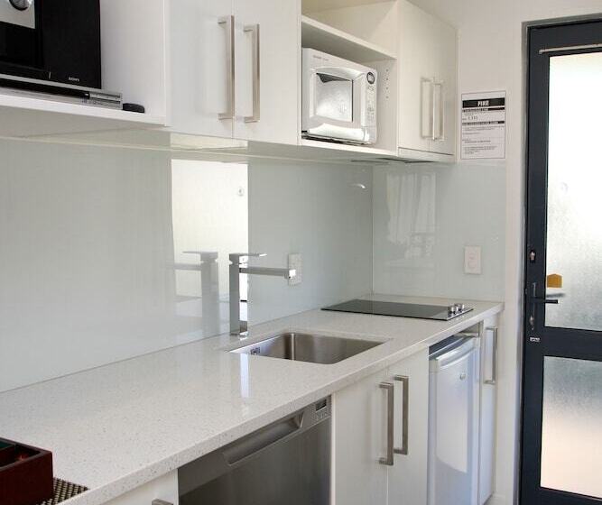스탠다드 스튜디오, Delorenzo Studio Apartments