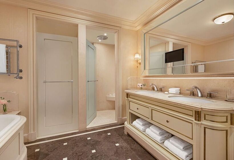 سوئیت جونیور با چشم‌انداز, Shangri La Paris