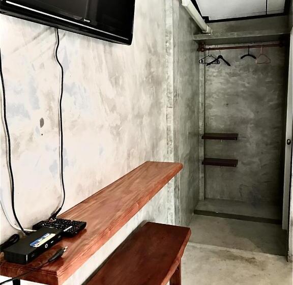 디럭스 방갈로, Frog Beach House
