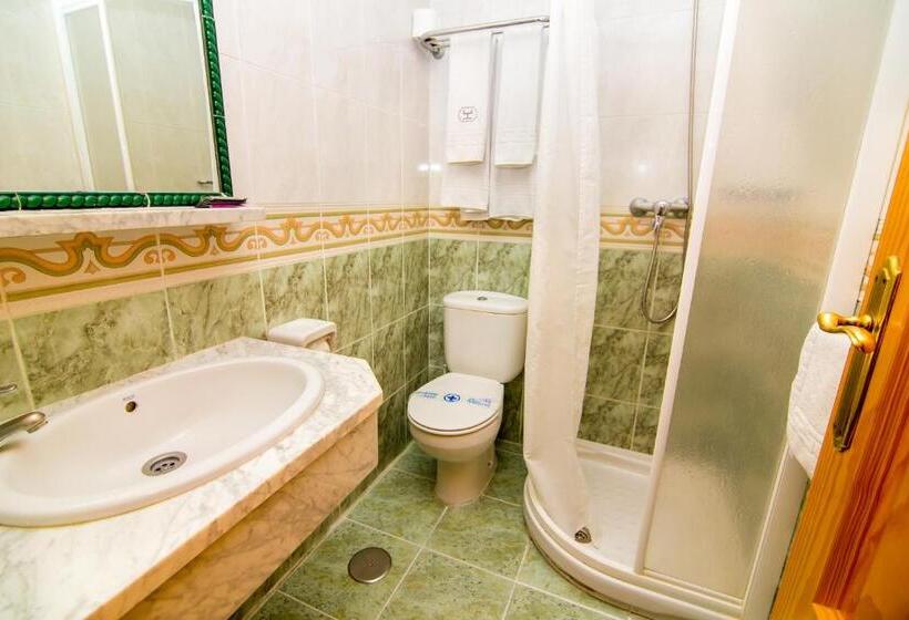 Номер Стандарт Трехместный, Hostal Los Corchos