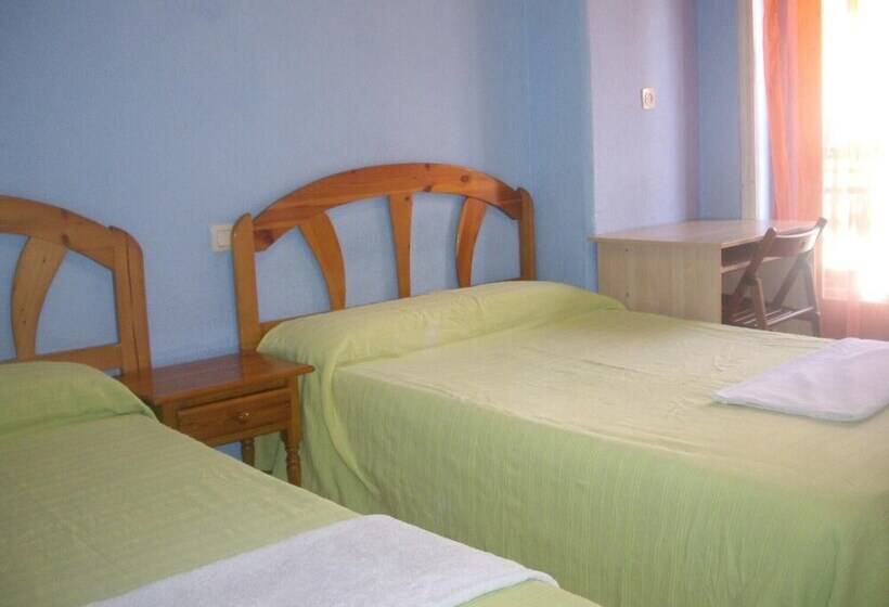 Habitación Triple Estándar Baño Compartido, Hostal Pacios