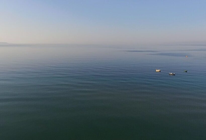 Номер Стандарт Вид на Море, Mavridis