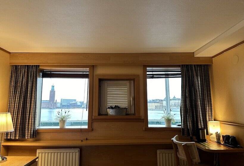 수피리어 코티지, Den Röda Båten