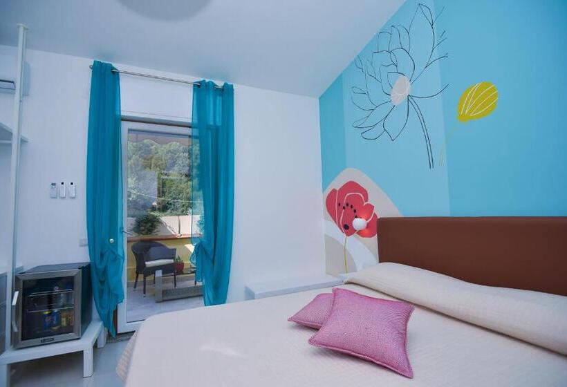 اتاق لوکس با بالکن, Vicocolli Rooms