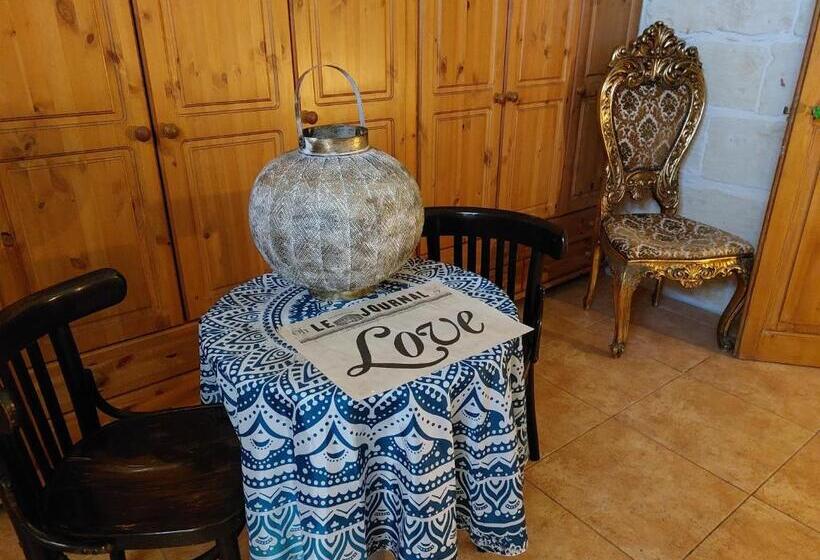 اتاق استاندارد با بالکن, The Lyndee House