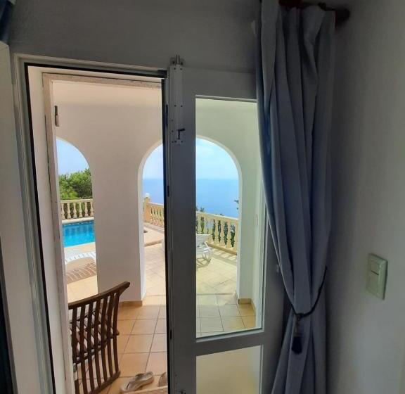 ویلای یک اتاق خوابه با استخر شنا, La Vista Al Mar