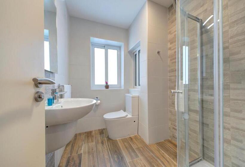 اتاق لوکس با بالکن و چشم‌انداز دریا, Seaview Stays