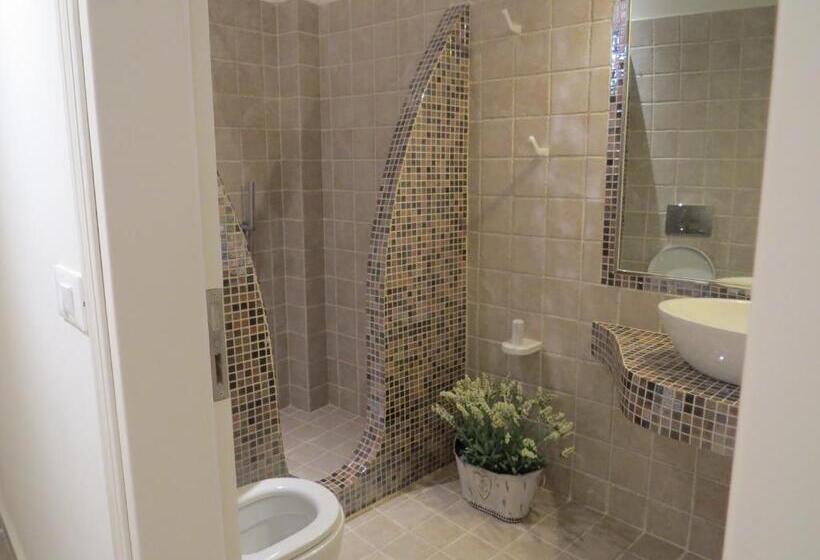 اتاق پنج‌تخته استاندارد, Villa Manos