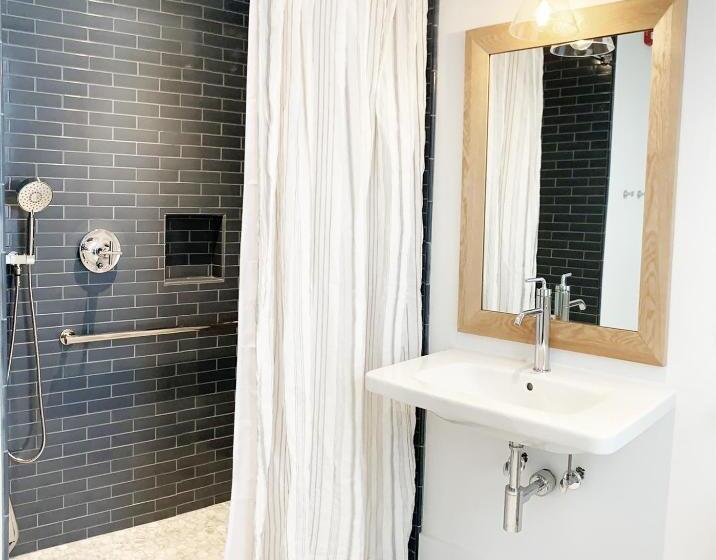 Quarto Estandar para Deficientes Físicos, Best Bower