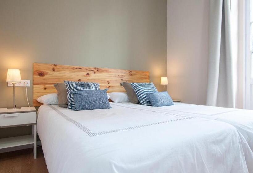 اتاق لوکس با بالکن, Urban Suites