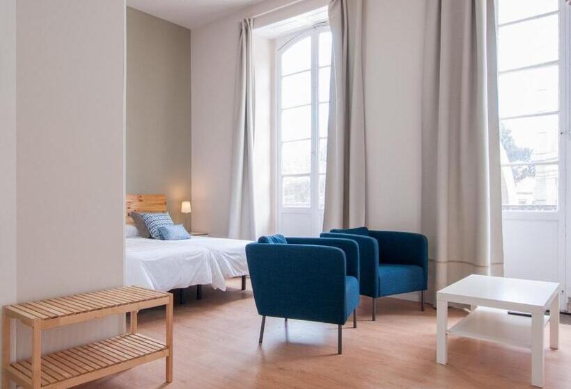 اتاق لوکس با بالکن, Urban Suites