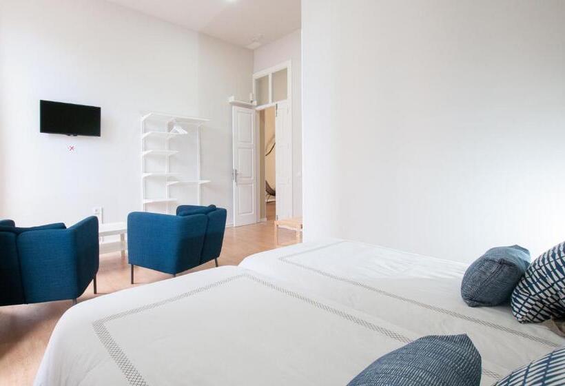 اتاق لوکس با بالکن, Urban Suites