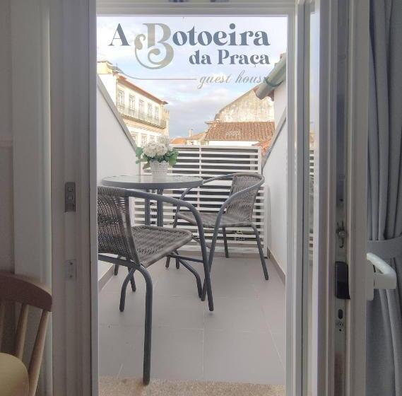استودیوی استاندارد, A Botoeira Da Praça Guest House
