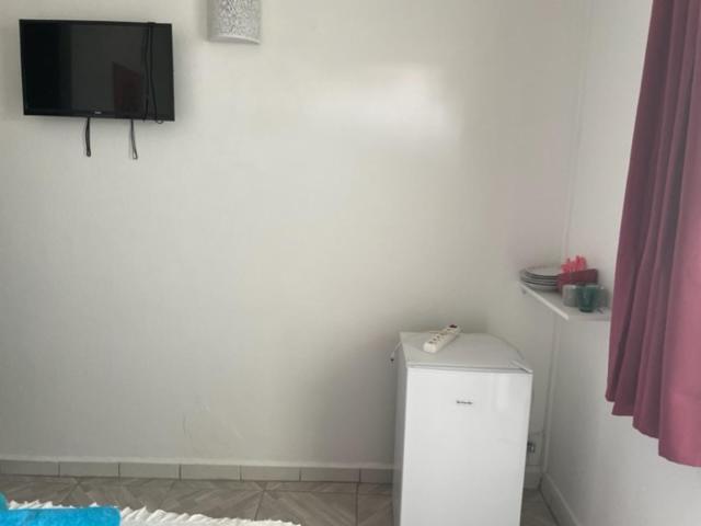 اتاق یک تخته با چشم‌انداز استخر, Residence Chez Marraine Maison Bertili