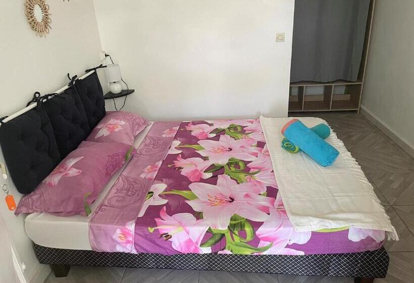 اتاق یک تخته با چشم‌انداز استخر, Residence Chez Marraine Maison Bertili