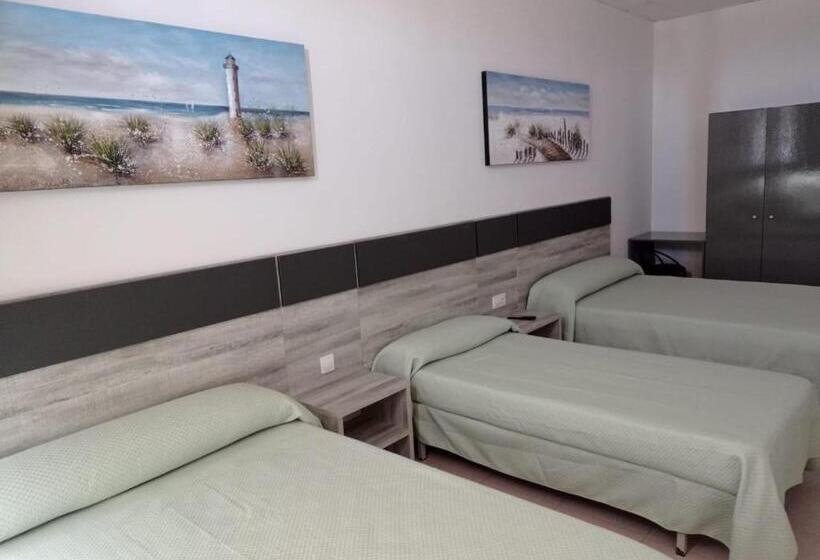 اتاق استاندارد سه نفره, Hostal Brin