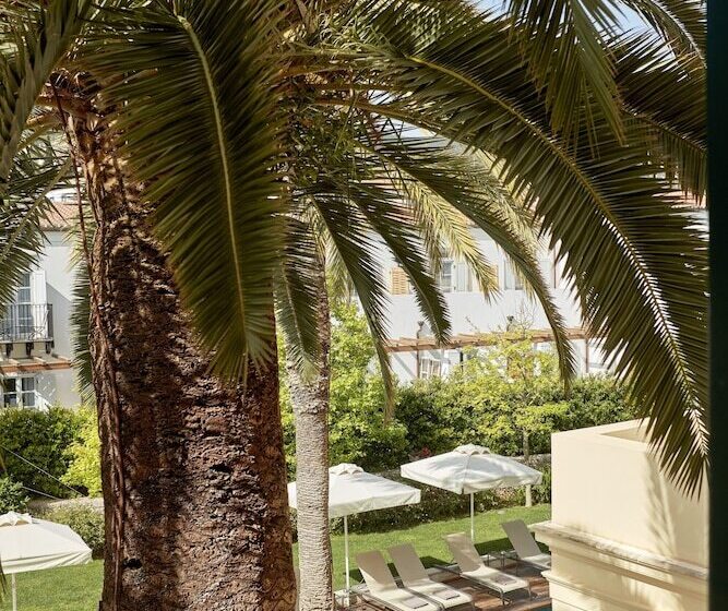 اتاق لوکس با چشم‌انداز باغ, Poseidonion Grand