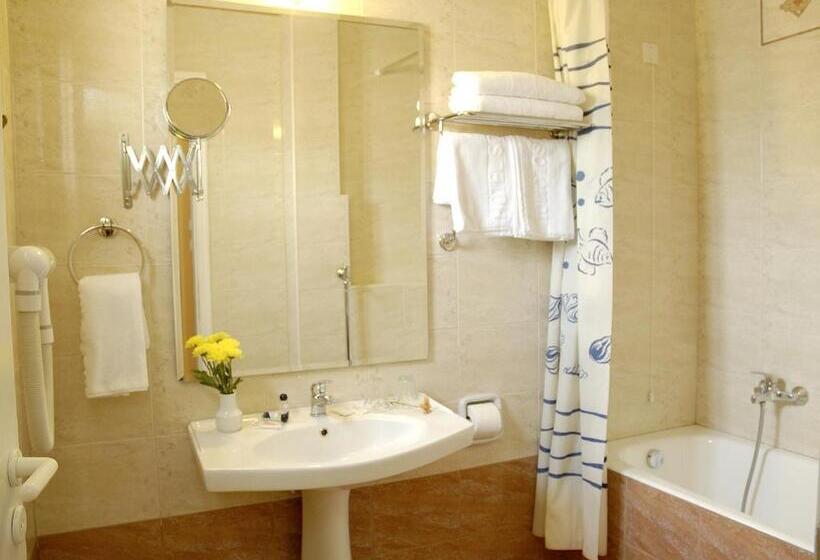 Quarto Triplo Estandar, Solomou Athens