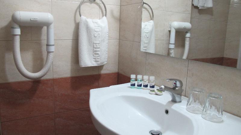 Quarto Triplo Estandar, Solomou Athens