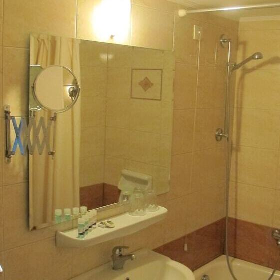 Quarto Triplo Estandar, Solomou Athens