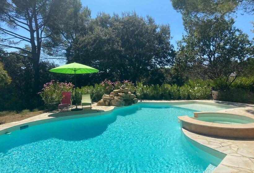 Трехместный Номер Стандарт Вид на Бассейн, Santolines En Provence