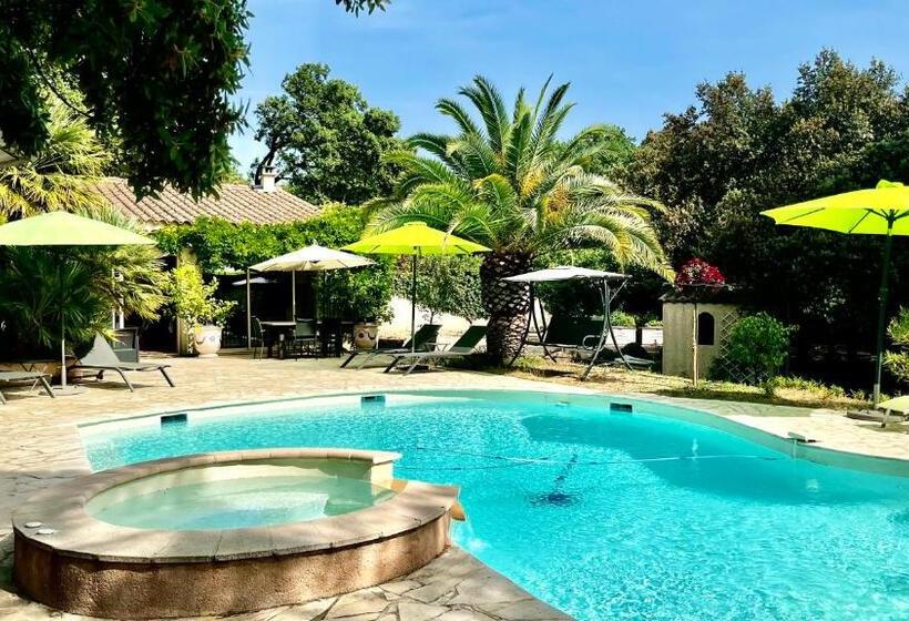 Трехместный Номер Стандарт Вид на Бассейн, Santolines En Provence