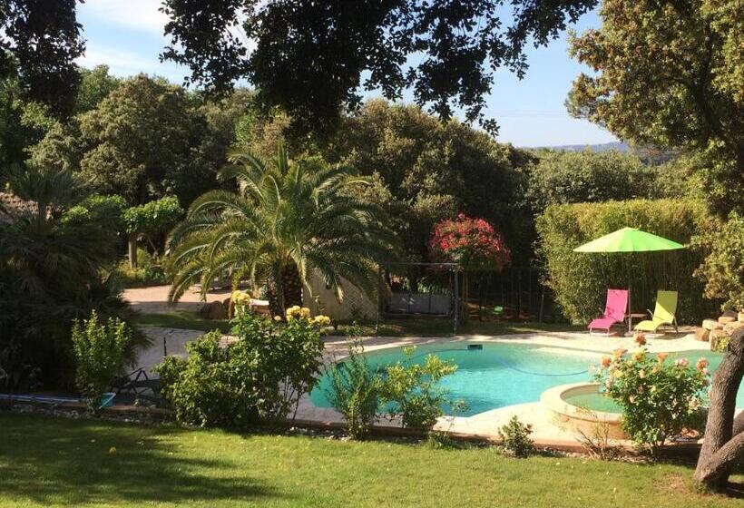 Трехместный Номер Стандарт Вид на Бассейн, Santolines En Provence