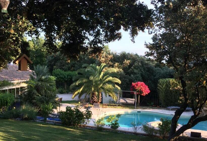Трехместный Номер Стандарт Вид на Бассейн, Santolines En Provence