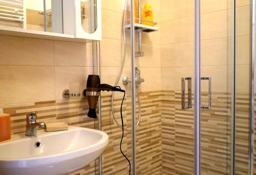 Quarto Estandar Individual, La Lanterna Sul Comò