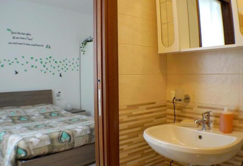 Quarto Estandar, La Lanterna Sul Comò