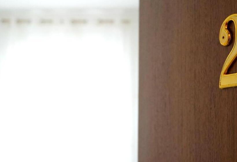 Quarto Estandar, La Lanterna Sul Comò