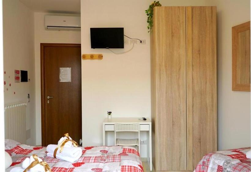 Quarto Triplo Estandar com Sacada, La Lanterna Sul Comò