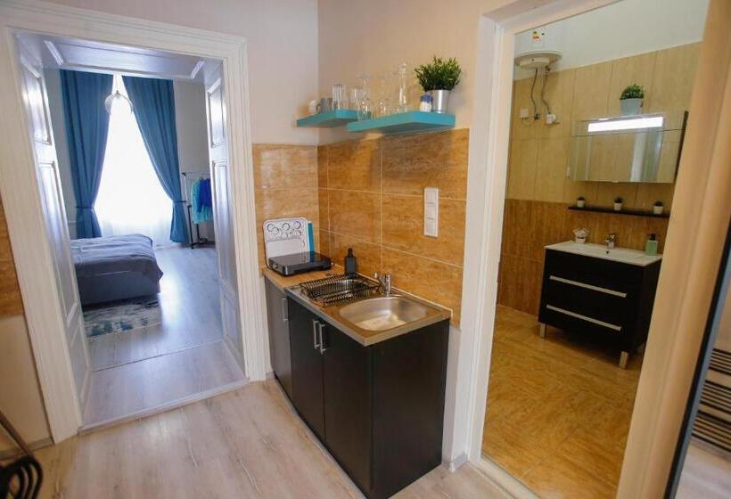 استودیوی استاندارد, Uránia Apartmanház