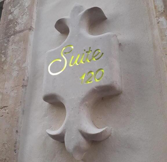 استودیو استاندارد با بالکن, Suite 120