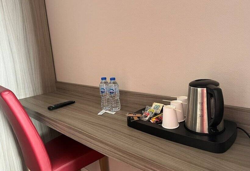 Номер Стандарт Трехместный, Brit Hotel Confort Foix