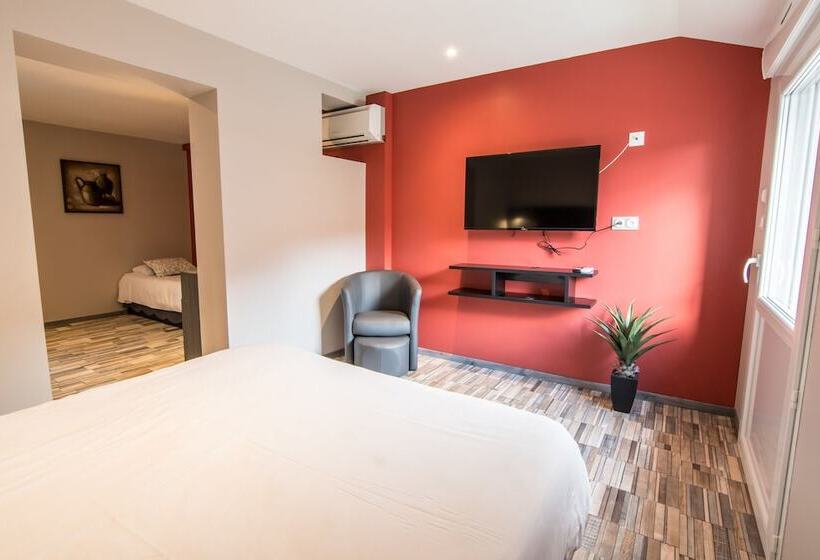 Номер Стандарт Трехместный, Brit Hotel Confort Foix