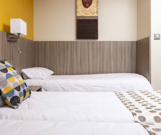 Номер Стандарт Трехместный, Brit Hotel Confort Foix
