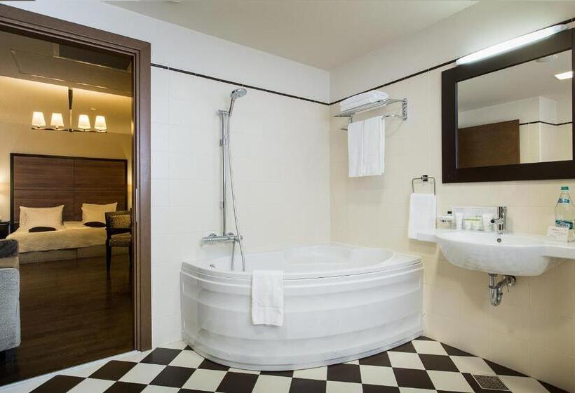 سوییت جونیور, Europa Royale Bucharest