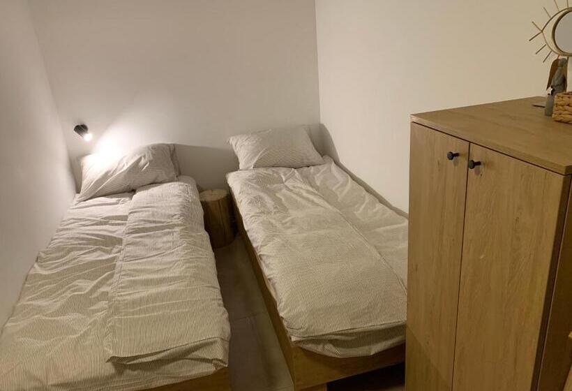استودیوی استاندارد, Yasna Apartments