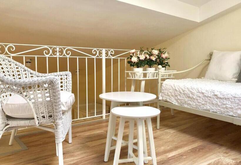 小型豪华套房, Alessia House