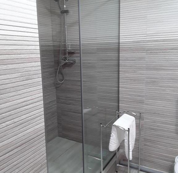 اتاق استاندارد سه نفره, Camere De Inchiriat Central La Calciu