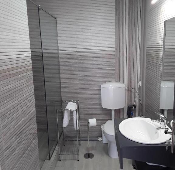 اتاق استاندارد سه نفره, Camere De Inchiriat Central La Calciu