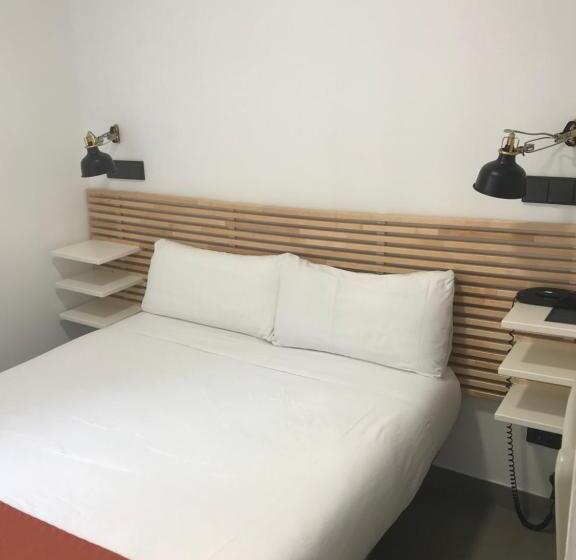 اتاق ساده با بالکن, Hostal La Terrassa