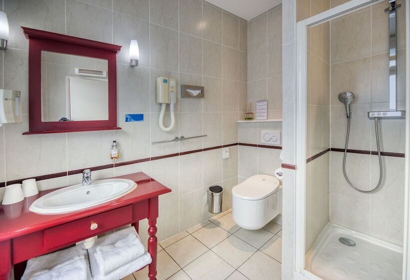 Номер Deluxe, D Aragon   Place De La Comédie