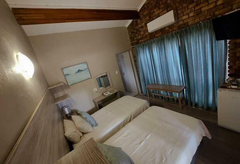 اتاق استاندارد با چشم‌انداز استخر, Kruger S Guest House