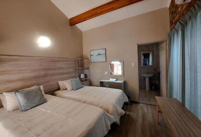 اتاق استاندارد با چشم‌انداز استخر, Kruger S Guest House